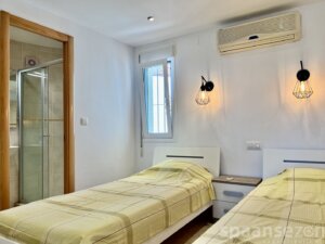 Schlafzimmer mit Bad und zwei Einzelbetten von 90x200 cm