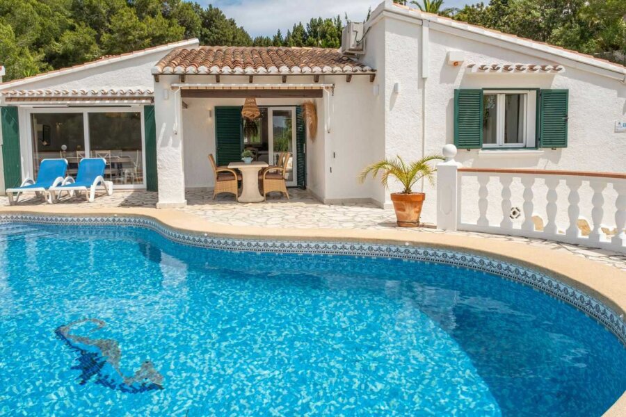 Ferienvilla in Moraira mit einem Flamingo im klaren privaten Pool