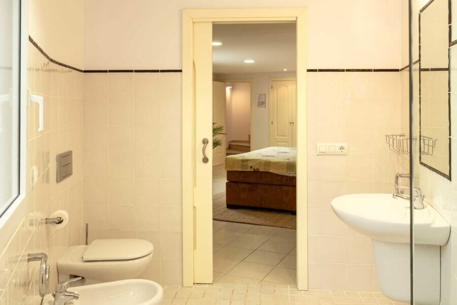 Badezimmer und Suite im Ferienvilla Naranja
