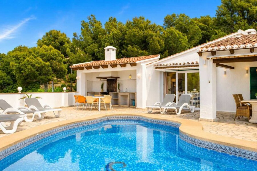 Ferienvilla in Moraira mit kristallklarem Pool mitten im Garten