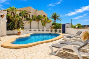 Es gibt viele Sonnenliegen und Sitze rund um den Pool