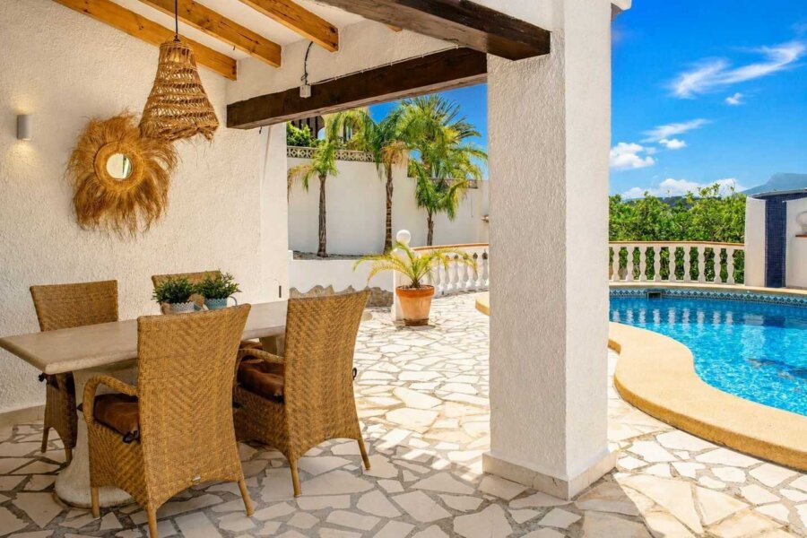 Ferienvilla mit überdachter Terrasse und Blick auf den privaten Pool