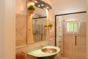 Badezimmer und Suite im Ferienvilla Naranja