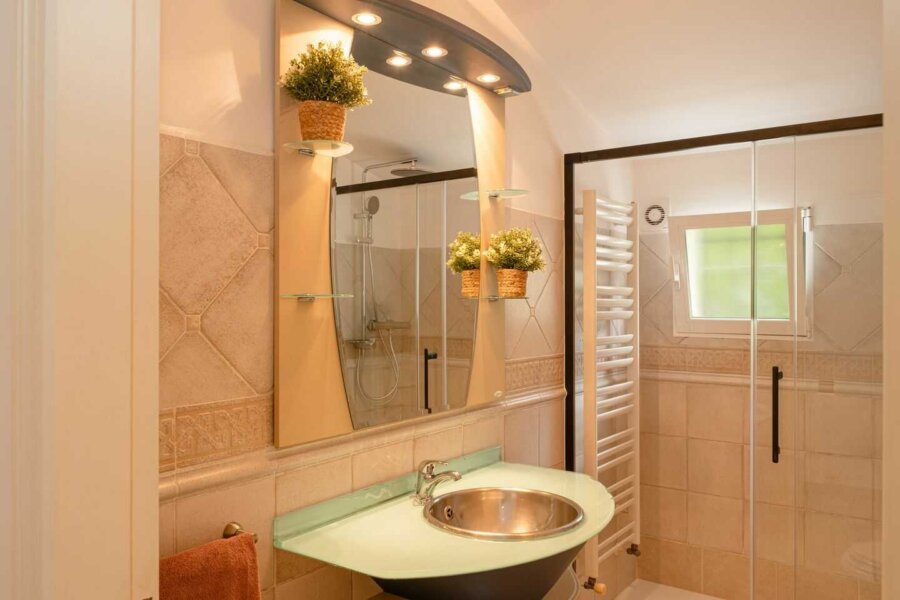 Badezimmer und Suite im Ferienvilla Naranja