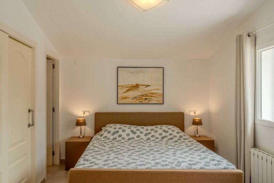 Hauptschlafzimmer mit einem Bett von 180x200 cm im Ferienhaus Naranja
