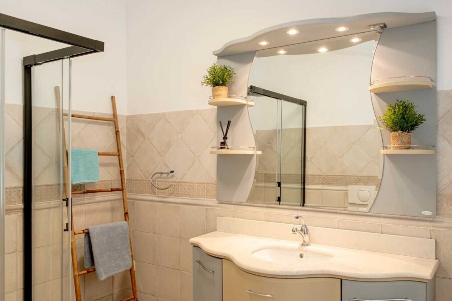 Badezimmer und Suite im Ferienvilla Naranja