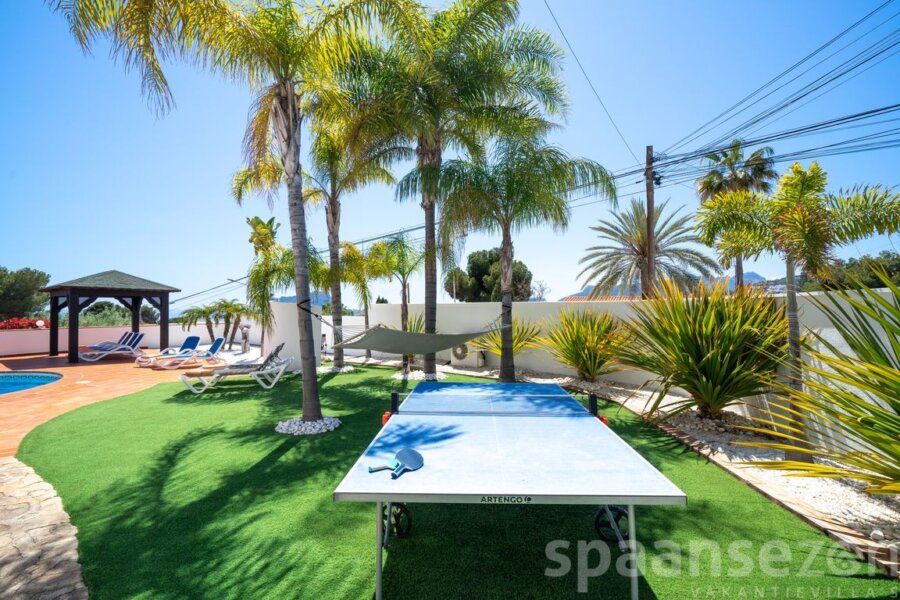 Tischtennisplatte am Pool in der Villa Rosana in Moraira