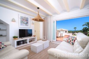 Villa Rosana in Moraira verfügt über ein helles Wohnzimmer mit herrlichem Meerblick