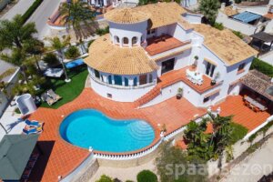 Mediterraner Garten mit großzügigen Terrassen und privatem Pool
