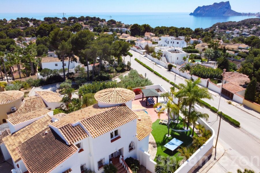Die große Villa verfügt über einen wunderschön angelegten mediterranen Garten mit vielen verschiedenen Palmen